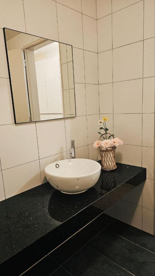 Pangsapuri Klcc View Balcony 4pax Chambers Kl Kuala Lumpur