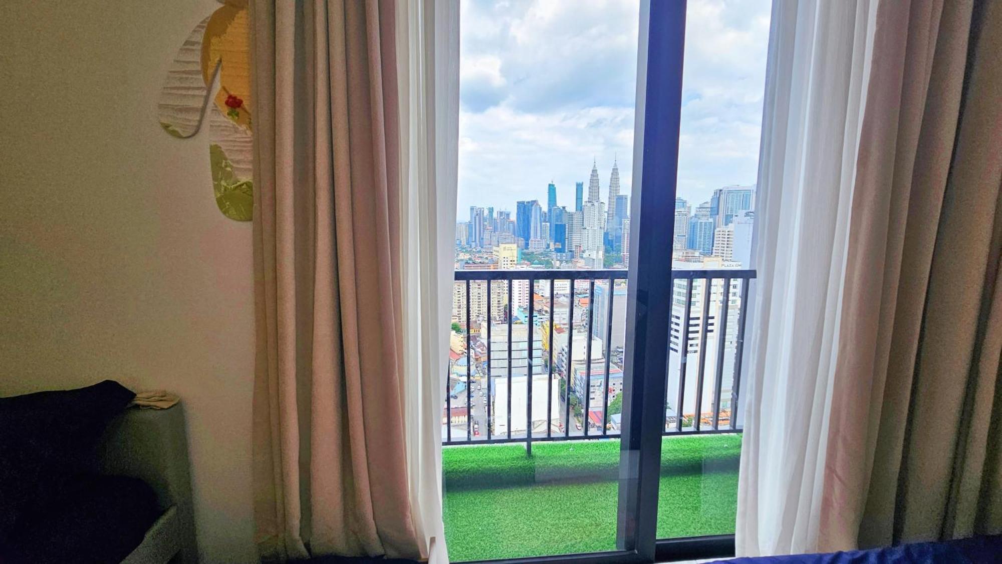 Klcc View Balcony 4pax Chambers Kl